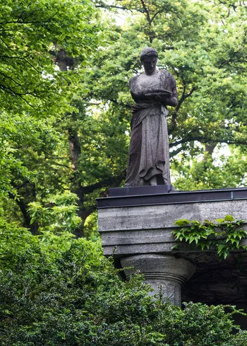 Statue auf der Säule der Villa Jako