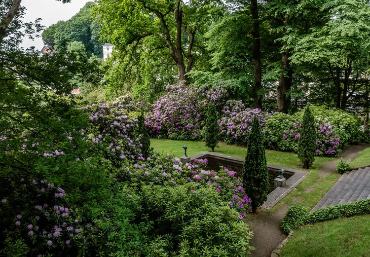 Das von Eiben gerahmte Wasserbecken im Garten