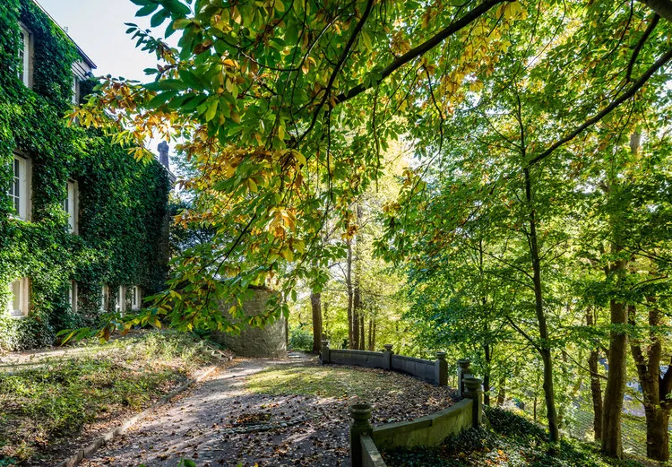 Die Rückseite der Villa Jako mit Herbstlaub