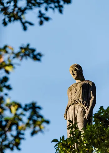 Statue vor blauem Himmel