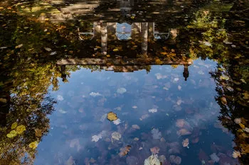 Spiegelung der Villa Jako im Wasserbecken