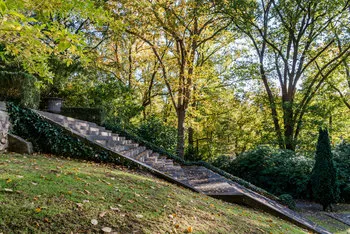 Die Treppe den Elbhang hinunter