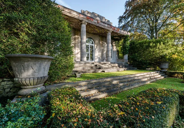 Die Treppe der Villa Jako mit der Villa im Blick